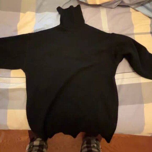 Black sweater - Picture 1 of 4